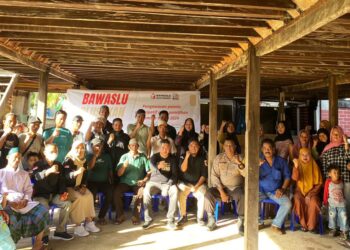 Bawaslu Tarakan Blusukan, Sasar Masyarakat Pesisir Juwata Laut untuk Berikan Edukasi Pemilu