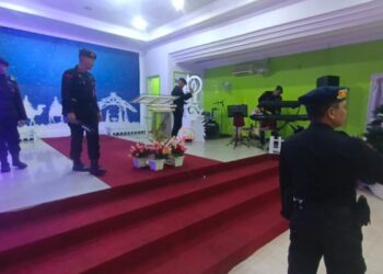 Jelang Ibadah Natal Puluhan Personel Subden Gegana Satbrimob Polda Kaltara Sterilisasi Gereja