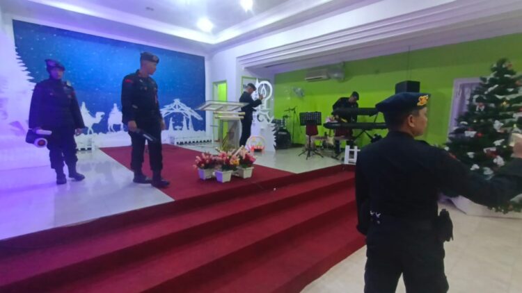 Jelang Ibadah Natal Puluhan Personel Subden Gegana Satbrimob Polda Kaltara Sterilisasi Gereja