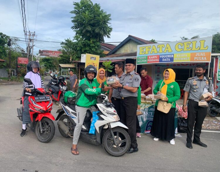 Lapas Tarakan Bagikan Ratusan Takjil kepada Masyarakat Sekitar