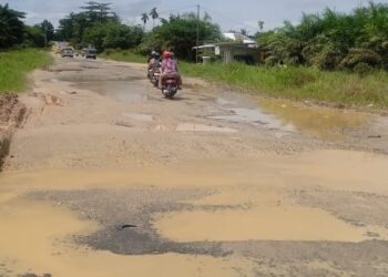 Tak Dapat Perhatian, Warga Iuran Perbaiki Jalan Rusak di Sekitar 3R Juata Laut
