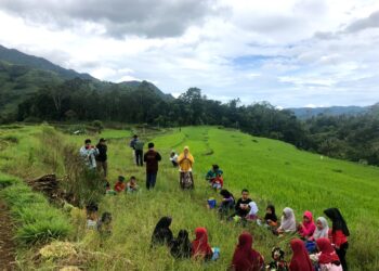 Belajar di Alam Terbuka, Siswa Taman Baca Nurul Jihad Gembira