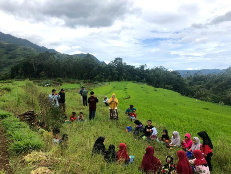 Belajar di Alam Terbuka, Siswa Taman Baca Nurul Jihad Gembira