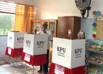 Didampingi Istri, Sulaiman Nyoblos di TPS 4 Sebengkok