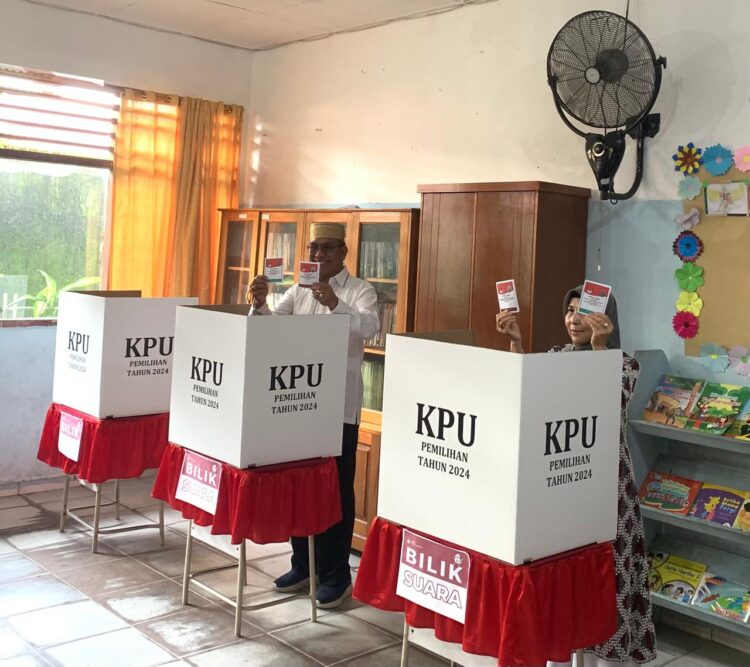 Didampingi Istri, Sulaiman Nyoblos di TPS 4 Sebengkok