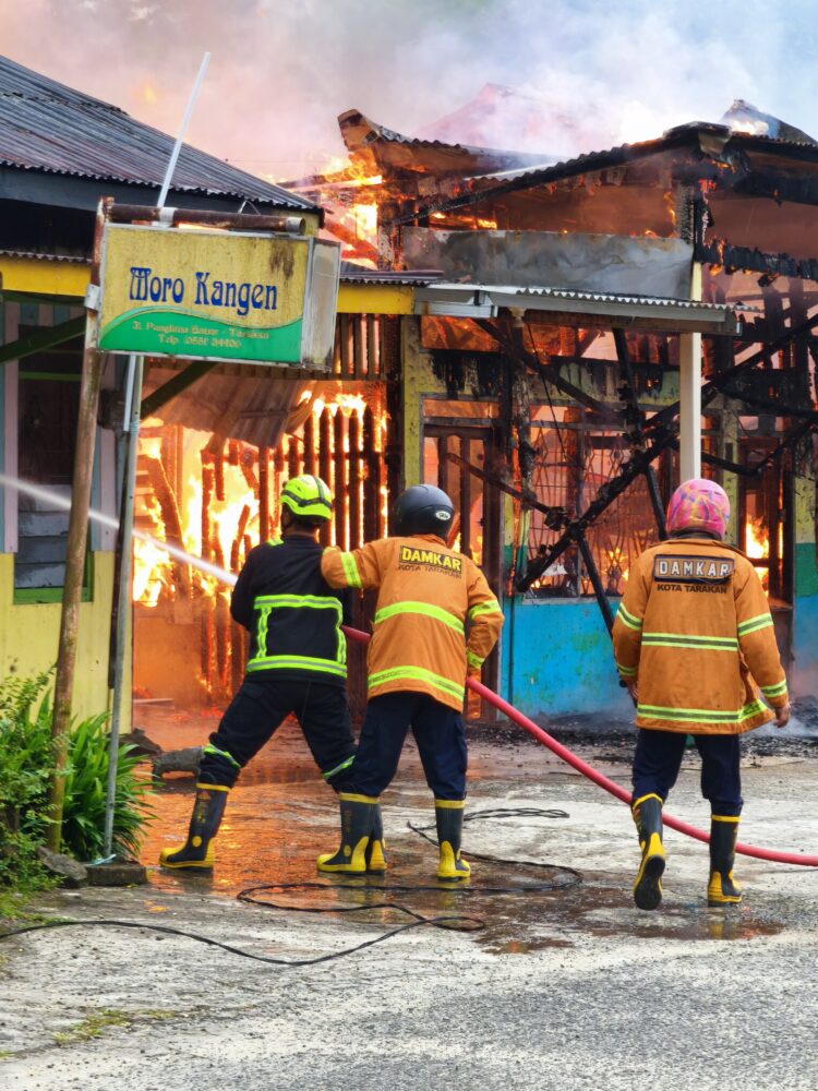 Flash News! Si Jago Merah Hanguskan Bangunan di Jalan Panglima Batur