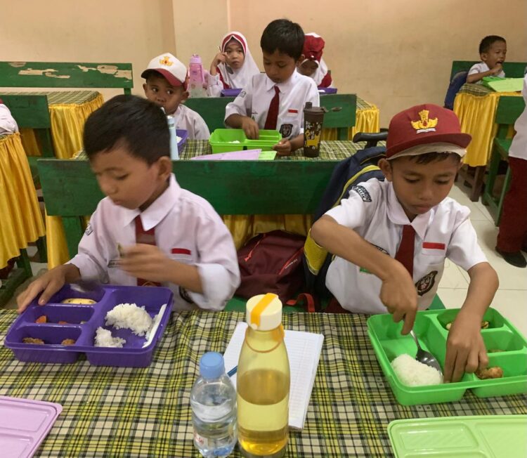Menu Makan Bergizi Gratis Perdana di Tarakan Tanpa Susu