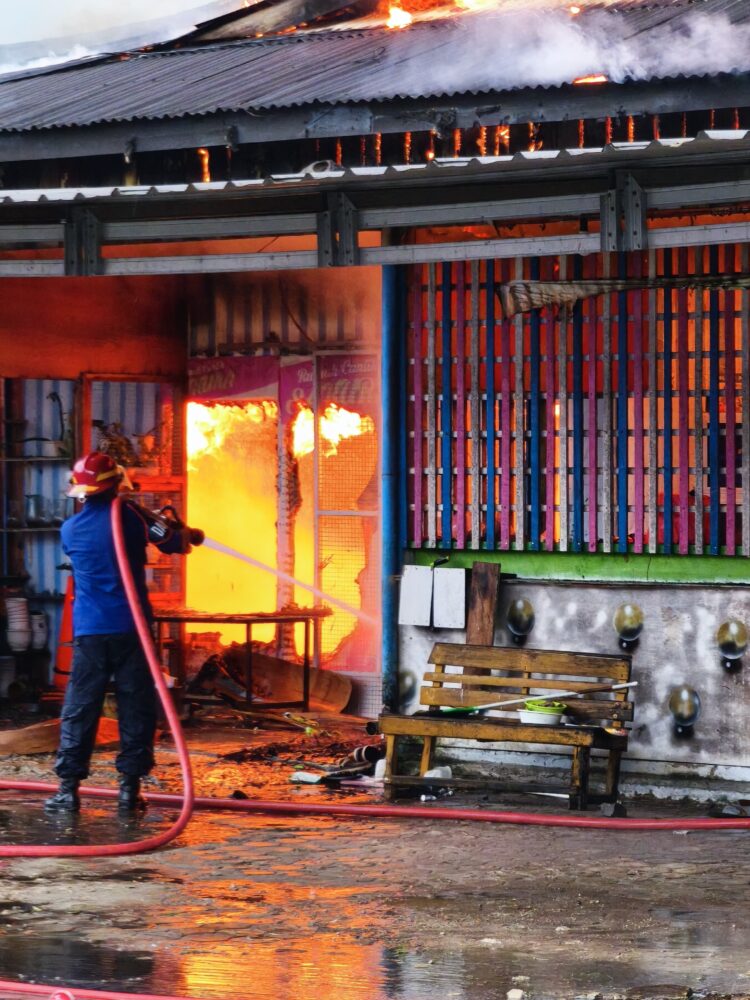 Kebakaran di Panglima Batur, Api Diduga Bermula dari Dapur Bakso Sriwedari