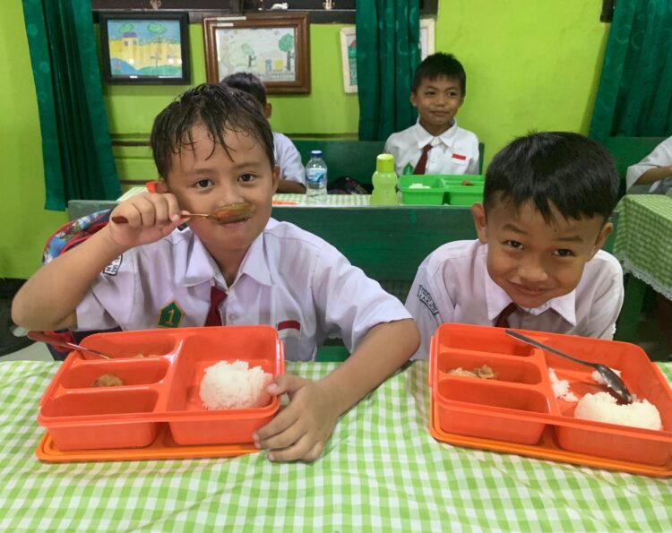 Makan Bergizi Gratis di Tarakan, Siswa Minta Susu dan Nasi Ditambah