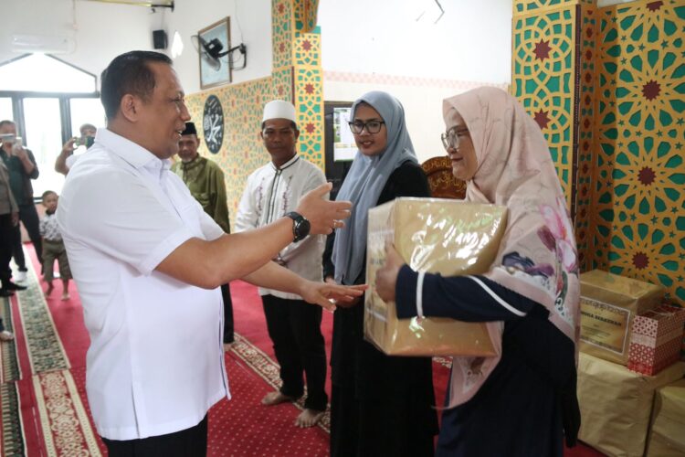 Kapolda Kaltara Salurkan Peralatan Shalat untuk Santri TPA Masjid Al-Ma’aruf