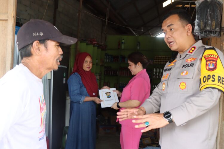 Kapolres Tarakan Serahkan Bantuan untuk Korban Kebakaran di Jembatan Bongkok 