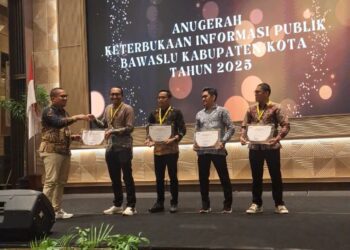 Selamat! Bawaslu Tarakan Terima Penghargaan Keterbukaan Informasi