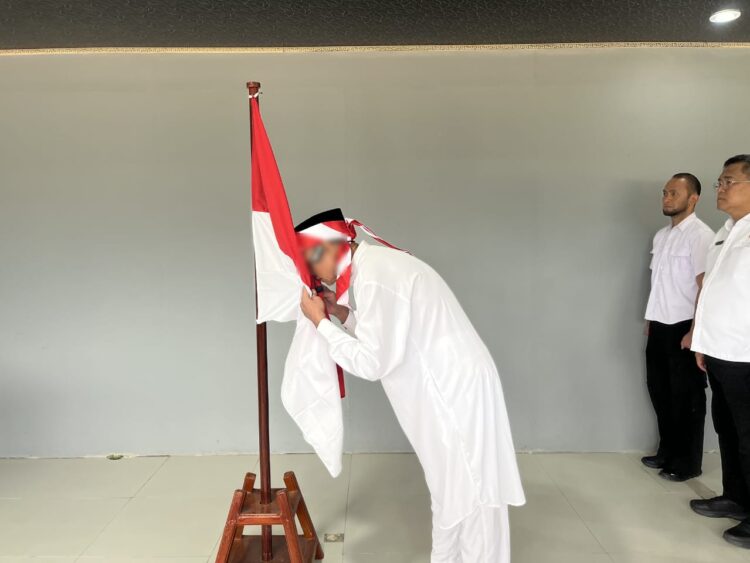Napiter Lapas Tarakan Ikrar Setia NKRI, Cium Bendera Merah Putih di Hadapan Aparat
