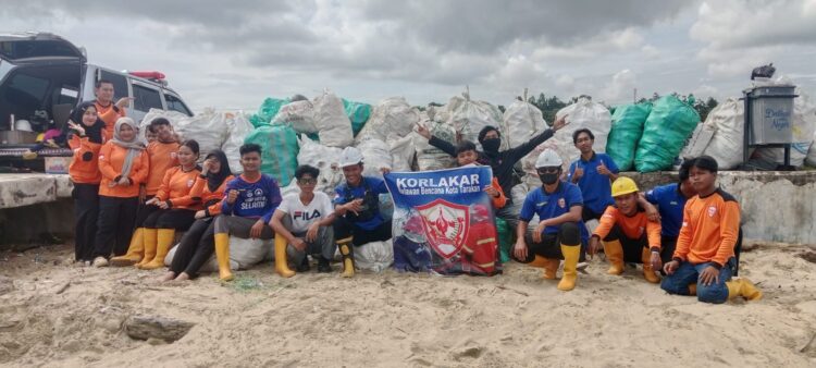 Relawan Korlakar Tarakan Bersihkan Sampah di Pantai Amal
