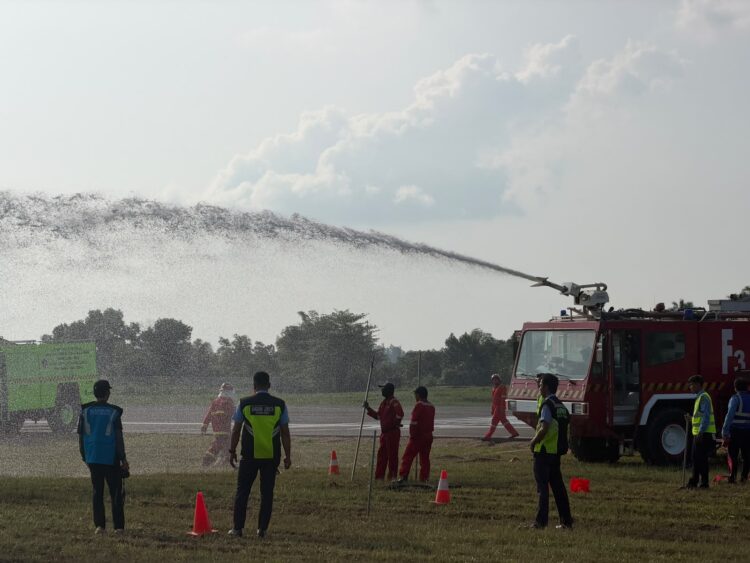 Bandara Juwata Uji Kesiapan Darurat, Simulasi Pemadam Kebakaran Digelar di Runway 24