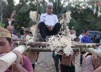 Gubernur Kaltara Zainal A Paliwang, saat acara panen perdana kebun jagung milik salah satu kelompok tani Desa Antutan, Bulungan, Kaltara.