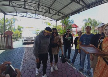 Denny Caknan ditemani istrinya Bella Bonita saat tiba Bandara Juwata Tarakan