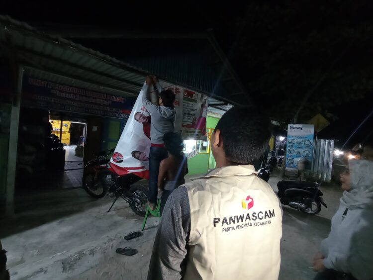 Bawaslu melakukan penurunan baliho