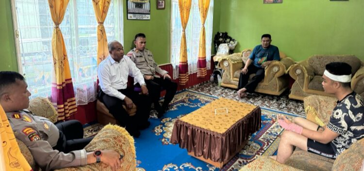 Wujud Kepedulian, Kasat Samapta Jenguk Anggota yang Sedang Jalani Pemulihan