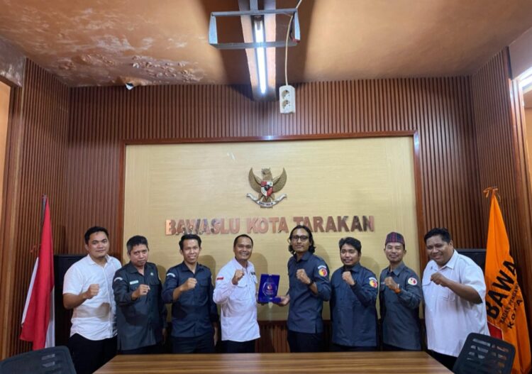 Bawaslu Tarakan Terima Penghargaan atas Dedikasi Pengawasan Pemilu