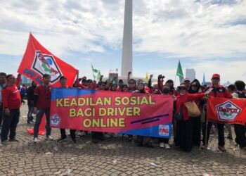 SePOI Bentangkan Spanduk di Monas saat May Day 2026, Desak Aturan Tegas untuk Ojol