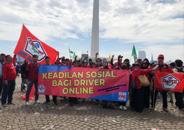 SePOI Bentangkan Spanduk di Monas saat May Day 2026, Desak Aturan Tegas untuk Ojol