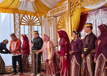 Isak Tangis Pecah di Pelepasan Siswa SMPN 7 Tarakan, Ada Prosesi Adat Bugis ‘Sompe’