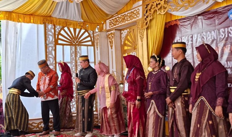 Isak Tangis Pecah di Pelepasan Siswa SMPN 7 Tarakan, Ada Prosesi Adat Bugis ‘Sompe’