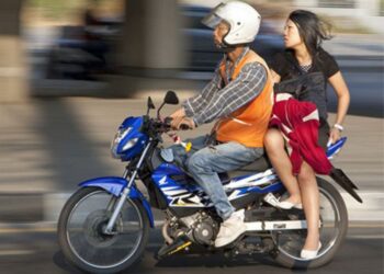 Ilustrasi naik motor