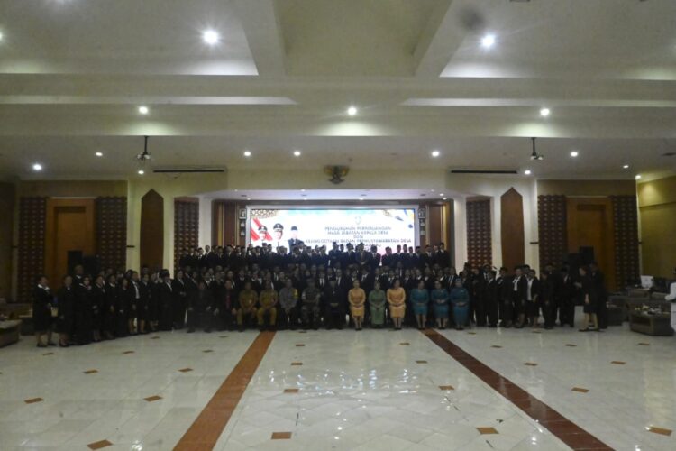 Sekda Malinau Serahkan SK Perpanjangan Jabatan Kades dan BPD