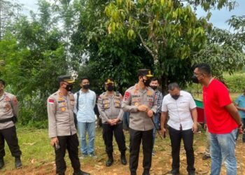 Kapolda Kaltara Irjen Pol Daniel Adityajaya saat meninjau lokasi pengungkapan dugaan penyalahgunaan atau penjualan bahan bakar minyak bersubsidi di anak Sungai Sebuku, Kecamatan Sebuku, Nunukan, Kaltara, Rabu (27/4/2022).