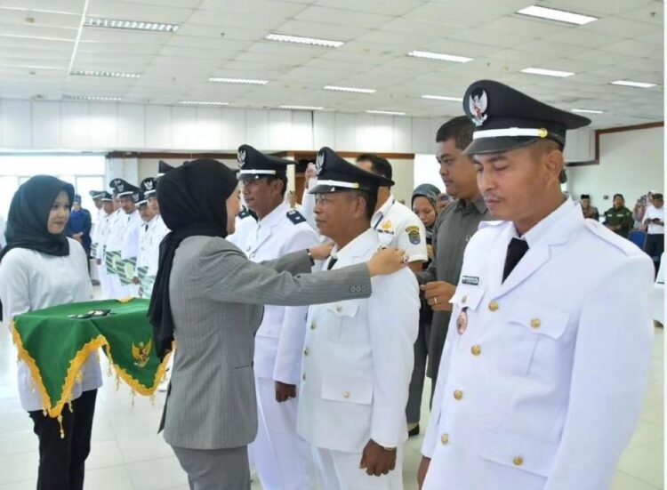 Bupati Nunukan, Asmin Laura Hafid saat melantik 14 kepala desa