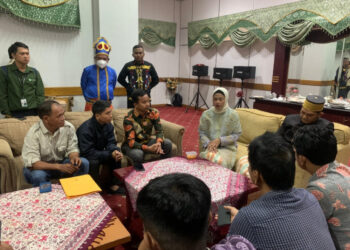 Ketua OC Konferkab ke-I PWI Nunukan Alamsyah dan Sekjen PWI Kaltara Azwar Halim bersama anggota PWI Nunukan saat beraudensi dengan Bupati Nunukan Hj Asmin Laura Hafid (Foto: Diansyah/pusaranmedia.com)