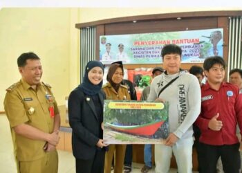 Bupati Laura saat menyalurkan bantuan kepada pembudidaya dan nelayan di Nunukan