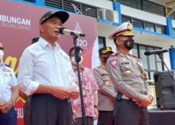 Menteri Koordinator Bidang Pembangunan Manusia dan Kebudayaan Muhadjir Effendy memberikan keterangan pada wartawan di Terminal Jatijajar Depok Jawa Barat, Kamis (28/4/2022)