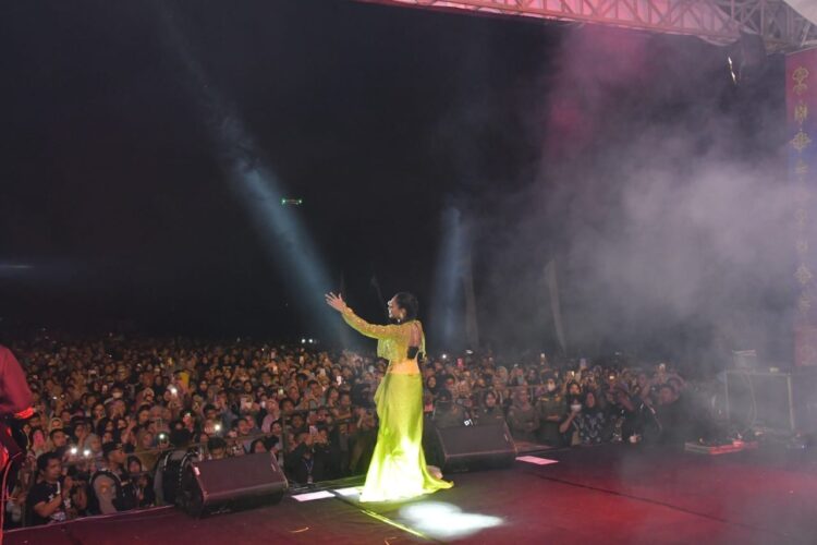 Penampilan Novia Bachmid saat menghibur puluhan ribu masyarakat Nunukan