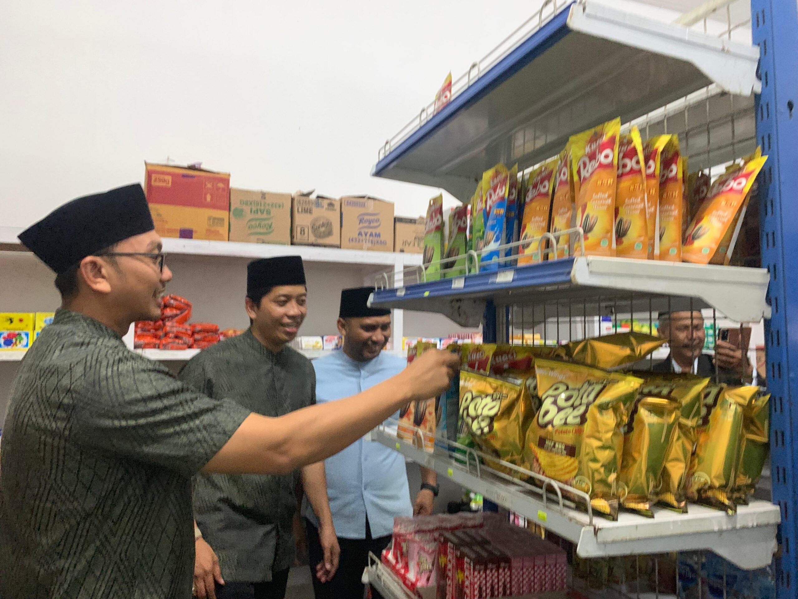 Ketua DPRD Tarakan, Al Rhazali bersama caleg terpilih Tarakan Tengah Randy dan Camat Tarakan Tengah, Andry Rawung saat berbelanja di NU Market
