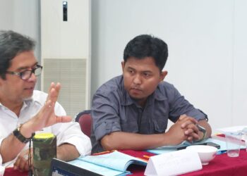 DISKUSI WADAH PROFESI: Aswar (kanan), pemimpin redaksi Radar Tarakan berdiskusi dengan Fathurrahman, mantan ketua PWI Kalimantan Selatan dua periode dalam sebuah kesempatan di Tarakan. FOTO: PWI KALTARA