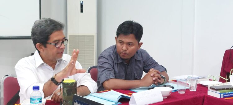 DISKUSI WADAH PROFESI: Aswar (kanan), pemimpin redaksi Radar Tarakan berdiskusi dengan Fathurrahman, mantan ketua PWI Kalimantan Selatan dua periode dalam sebuah kesempatan di Tarakan. FOTO: PWI KALTARA