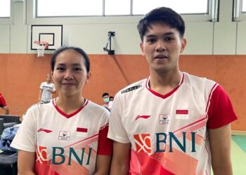 Pasangan ganda campuran Indonesia, Adnan Maulana (kanan) dan Mychelle Crhystine Bandaso (kiri)