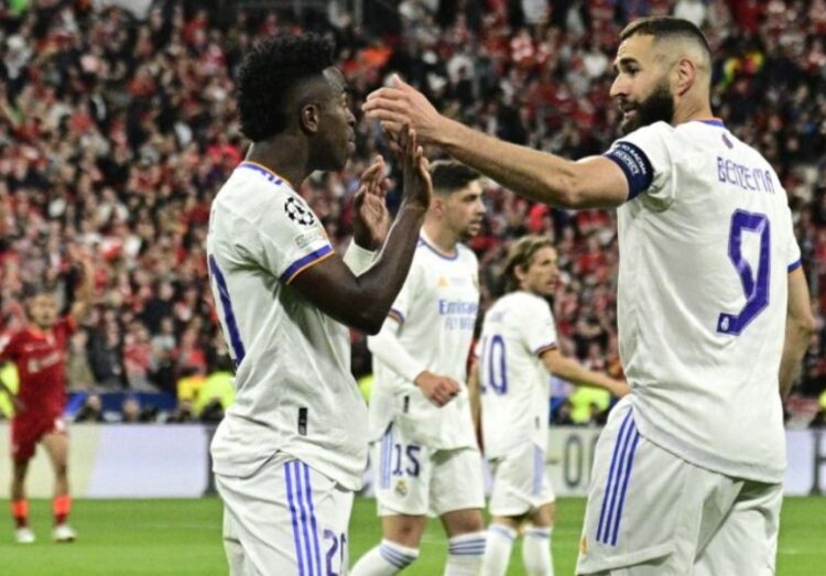 Pemain Real Madrid Vinicius Junior dan Karim Benzema merayakan gol ketika Real Madrid menang 1-0 dalam final Liga Champions melawan Liverpool di Stade de France di Saint-Denis, Paris, 28 Mei 2022