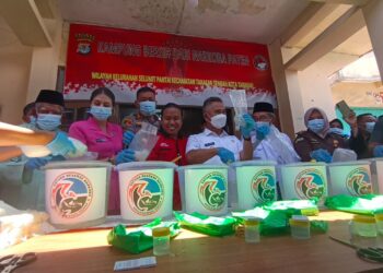 Kapolres Tarakan bersama seluruh elemen masyarakat memusnahkan barang bukti sabu