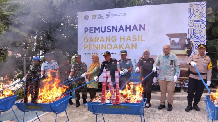Pemusnahan Barang Ilegal Diapresiasi Bupati Laura