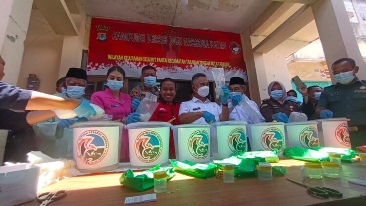 Kapolres Tarakan bersama seluruh elemen masyarakat memusnahkan barang bukti sabu