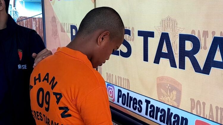 Potret IN (18) saat mengenakan baju tahanan