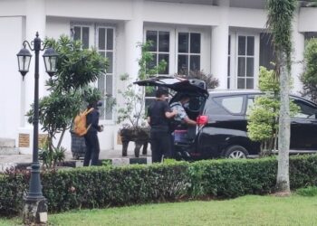 Penyidik KPK geledah rumah dinas Ade Yasin