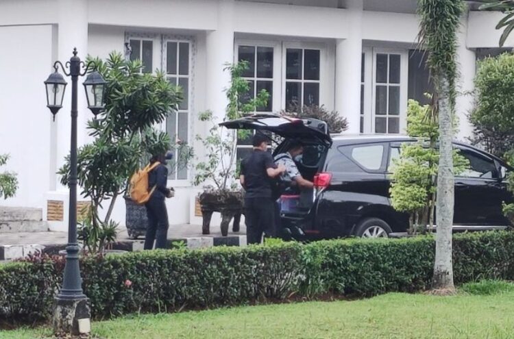 Penyidik KPK geledah rumah dinas Ade Yasin