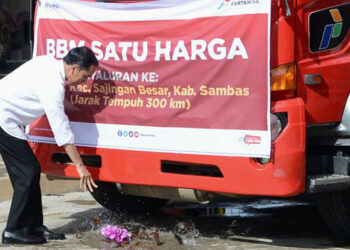 Presiden Joko Widodo saat merealisasikan BBM Satu Harga di Sambas