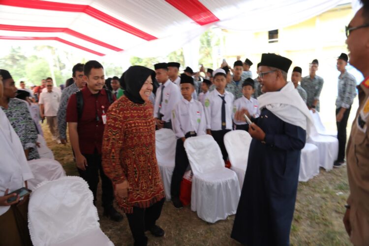 Menteri Sosial Tri Rismaharini mengunjungi santri, santriwati dan warga Pulau Sebatik di Pondok Pesantren Al Khairaat
