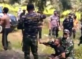 Personel Brimob Kalbar saat mengamankan warga yang diduga mencuri buah kelapa sawit